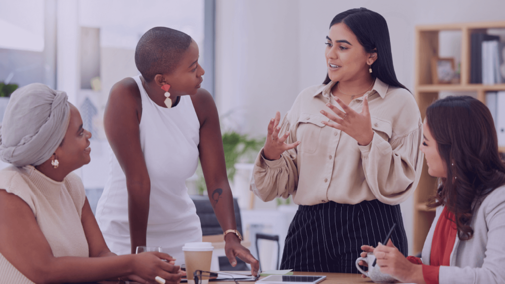 Employer Branding e Comunicação Interna: qual a relação? Grupo de pessoas conversando. Employer Branding e Comunicação Interna