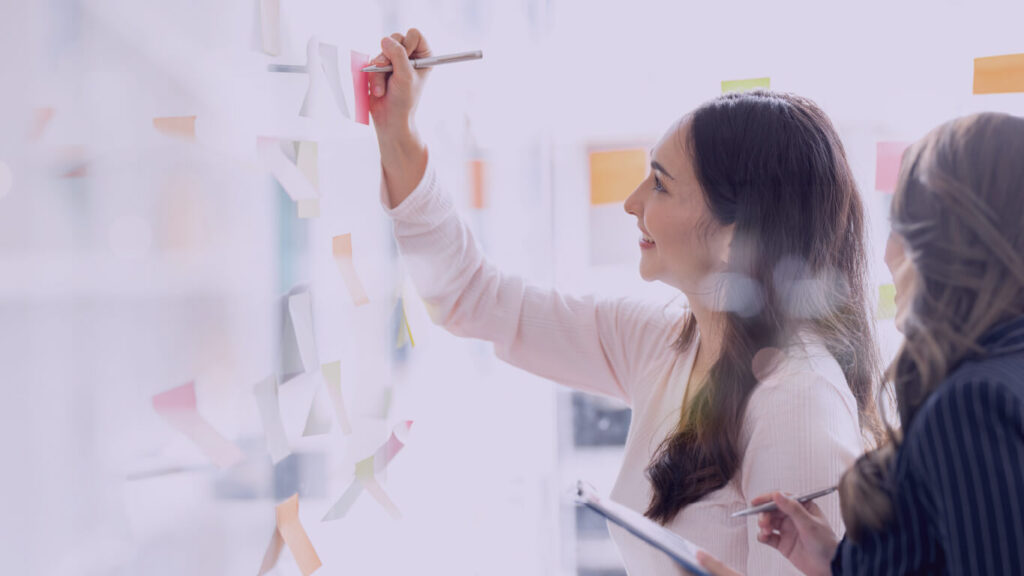 Pessoa escrevendo em quadro branco. Jornada do Talento: guia completo