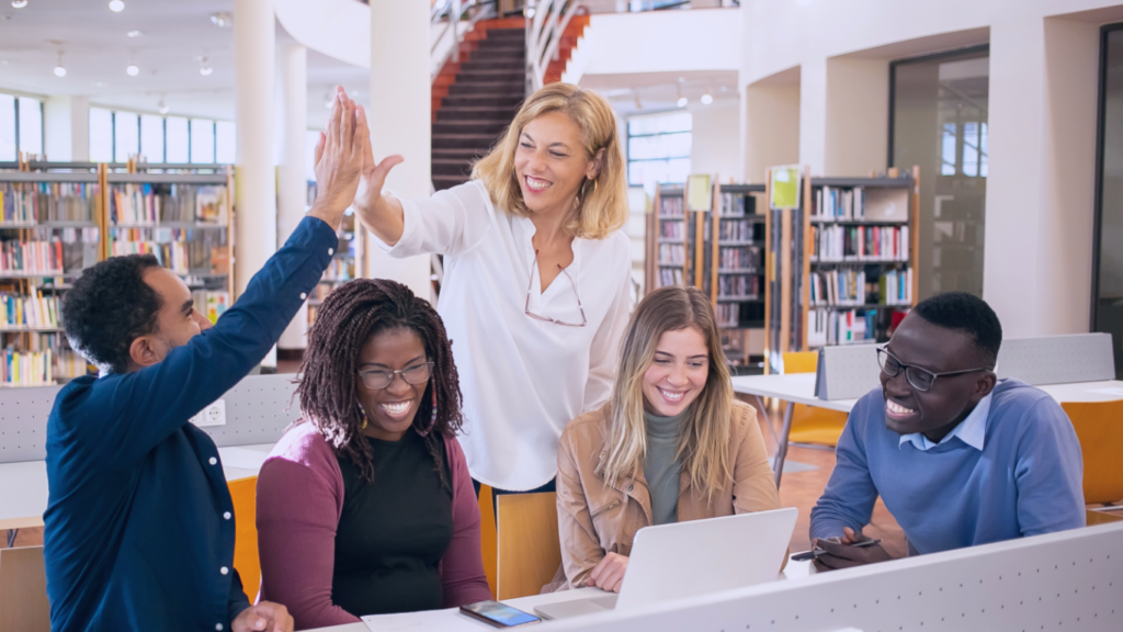 Como o trabalho híbrido influencia na marca empregadora retendo talentos e otimizando custos Grupo de pessoas no trabalho. Como o trabalho híbrido influencia na marca empregadora