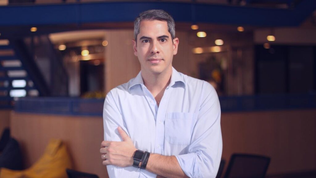 Kleber piedade, homem branco, cis, com cabelos grisalhos e camisa branca.