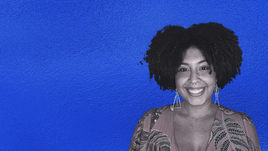 Estratégias de sourcing para impulsionar a marca empregadora Banner de fundo azul com imagem de martha em preto e branco, uma mulher preta de cabelo cacheado em formato black power, blusa estampada e sorrindo